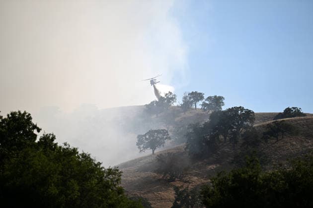 Evacuations ordered near Pleasanton during wildfire in Sunol, California ALAMEDA COUNTY, CALIFORNIA - JULY 21: A firefighting helicopter drops water on a vegetation area as crews battle the Little Fire wildfire in Sunol, Alameda County, California, United States, on July 21, 2026. Tayfun Coskun Anadolu California United States. Editorial use only. Please get in touch for any other usage.  Copyright: x2026xAnadoluxTayfunxCoskunx