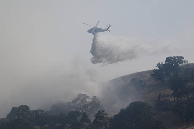 Evacuations ordered near Pleasanton during wildfire in Sunol, California ALAMEDA COUNTY, CALIFORNIA - JULY 21: A firefighting helicopter drops water on a vegetation area as crews battle the Little Fire wildfire in Sunol, Alameda County, California, United States, on July 21, 2026. Tayfun Coskun Anadolu California United States. Editorial use only. Please get in touch for any other usage.  Copyright: x2026xAnadoluxTayfunxCoskunx