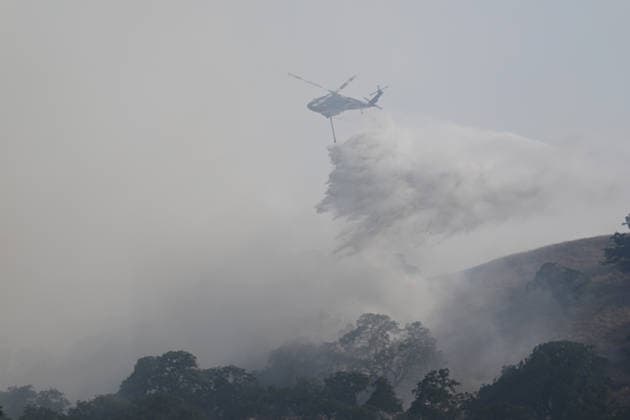 Evacuations ordered near Pleasanton during wildfire in Sunol, California ALAMEDA COUNTY, CALIFORNIA - JULY 21: A firefighting helicopter drops water on a vegetation area as crews battle the Little Fire wildfire in Sunol, Alameda County, California, United States, on July 21, 2026. Tayfun Coskun Anadolu California United States. Editorial use only. Please get in touch for any other usage.  Copyright: x2026xAnadoluxTayfunxCoskunx