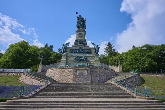 Monumentale Statue auf Stufenlandschaft, eingerahmt von Bäumen und Himmel, Niederwalddenkmal, Rhein, Rüdesheim am Rhein, Rheingau, Hessen, Deutschland Monumental statue on stepped landscape, framed by trees and sky, Niederwalddenkmal, Rhine, Rüdesheim am Rhein, Rheingau, Hesse, Germany Copyright: imageBROKER RaimundxLinke ibxrde18274115.jpg