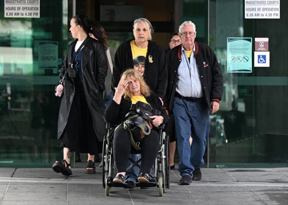 ANNETTE MASON DEATH INQUEST, Victim Annette Mason™s sister Linda Mason (centre), stepmother, Jean (in wheelchair) and father, Mick Mason (right) are seen at the inquest into the 1989 murder of teen girl Annette Mason at the Brisbane Magistrate s Court in Brisbane, Wednesday, July 22, 2026. ( NO ARCHIVING BRISBANE QUEENSLAND AUSTRALIA  Copyright: xDARRENxENGLANDx 20260722128876745434
