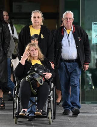ANNETTE MASON DEATH INQUEST, Victim Annette Mason™s sister Linda Mason (left), stepmother, Jean (in wheelchair) and father, Mick Mason are seen at the inquest into the 1989 murder of teen girl Annette Mason at the Brisbane Magistrate s Court in Brisbane, Wednesday, July 22, 2026. ( NO ARCHIVING BRISBANE QUEENSLAND AUSTRALIA  Copyright: xDARRENxENGLANDx 20260722144606616258