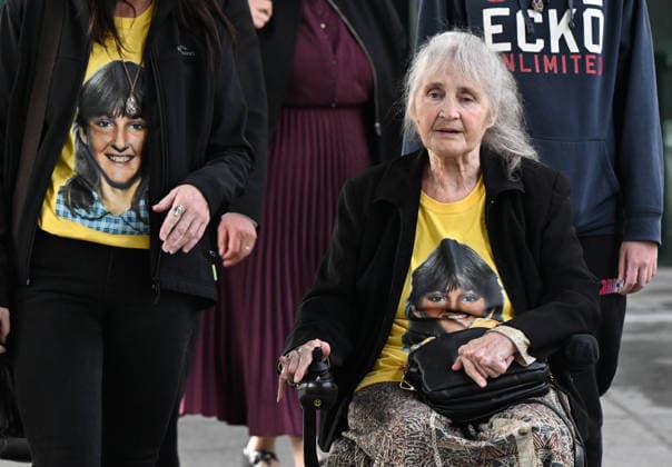 ANNETTE MASON DEATH INQUEST, Judith Anderson (in wheelchair), mother of victim Annette Mason is seen with family members at the inquest into the 1989 murder of teen girl Annette Mason at the Brisbane Magistrate s Court in Brisbane, Wednesday, July 22, 2026. ( NO ARCHIVING BRISBANE QUEENSLAND AUSTRALIA  Copyright: xDARRENxENGLANDx 20260722178249626160