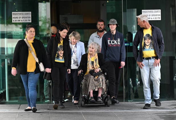 ANNETTE MASON DEATH INQUEST, Judith Anderson (in wheelchair), mother of victim Annette Mason is seen with family members at the inquest into the 1989 murder of teen girl Annette Mason at the Brisbane Magistrate s Court in Brisbane, Wednesday, July 22, 2026. ( NO ARCHIVING BRISBANE QUEENSLAND AUSTRALIA  Copyright: xDARRENxENGLANDx 20260722140820555042