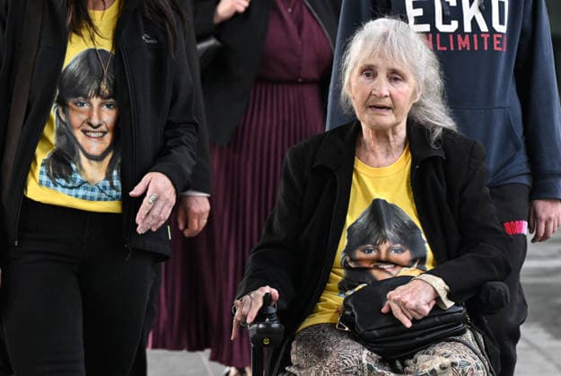 ANNETTE MASON DEATH INQUEST, Judith Anderson (in wheelchair), mother of victim Annette Mason is seen with family members at the inquest into the 1989 murder of teen girl Annette Mason at the Brisbane Magistrate s Court in Brisbane, Wednesday, July 22, 2026. ( NO ARCHIVING BRISBANE QUEENSLAND AUSTRALIA  Copyright: xDARRENxENGLANDx 20260722111759822836