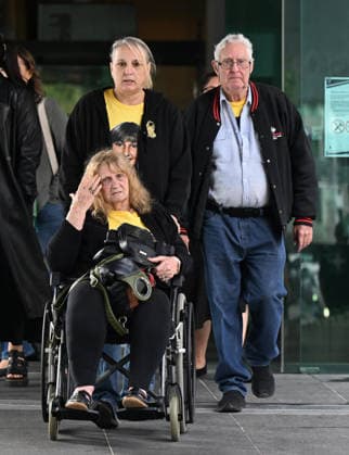 ANNETTE MASON DEATH INQUEST, Victim Annette Mason™s sister Linda Mason (left), stepmother, Jean (in wheelchair) and father, Mick Mason (right) are seen at the inquest into the 1989 murder of teen girl Annette Mason at the Brisbane Magistrate s Court in Brisbane, Wednesday, July 22, 2026. ( NO ARCHIVING BRISBANE QUEENSLAND AUSTRALIA  Copyright: xDARRENxENGLANDx 20260722139812561961