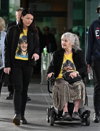 ANNETTE MASON DEATH INQUEST, Judith Anderson (in wheelchair), mother of victim Annette Mason is seen with family members at the inquest into the 1989 murder of teen girl Annette Mason at the Brisbane Magistrate s Court in Brisbane, Wednesday, July 22, 2026. ( NO ARCHIVING BRISBANE QUEENSLAND AUSTRALIA  Copyright: xDARRENxENGLANDx 20260722144580671944