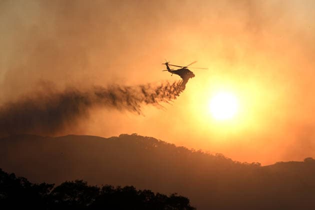 Little Fire of wildfire continues in Sunol, California SUNOL, CALIFORNIA - JULY 21: A fire helicopter drops water during sunset on vegetation area as crews battle wildfire named as Little Fire in Sunol, Alameda County, California on July 21, 2026. Tayfun Coskun Anadolu California United States. Editorial use only. Please get in touch for any other usage.  Copyright: x2026xAnadoluxTayfunxCoskunx