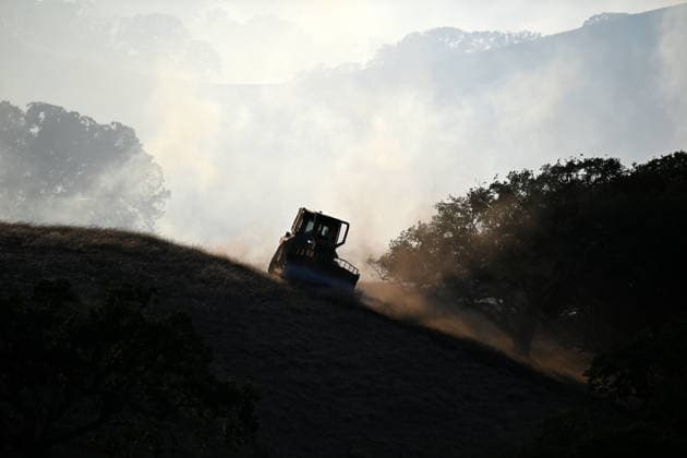 Little Fire of wildfire continues in Sunol, California SUNOL, CALIFORNIA - JULY 21: A bulldozer in operation on vegetation area as crews battle wildfire named as Little Fire in Sunol, Alameda County, California on July 21, 2026. Tayfun Coskun Anadolu California United States. Editorial use only. Please get in touch for any other usage.  Copyright: x2026xAnadoluxTayfunxCoskunx