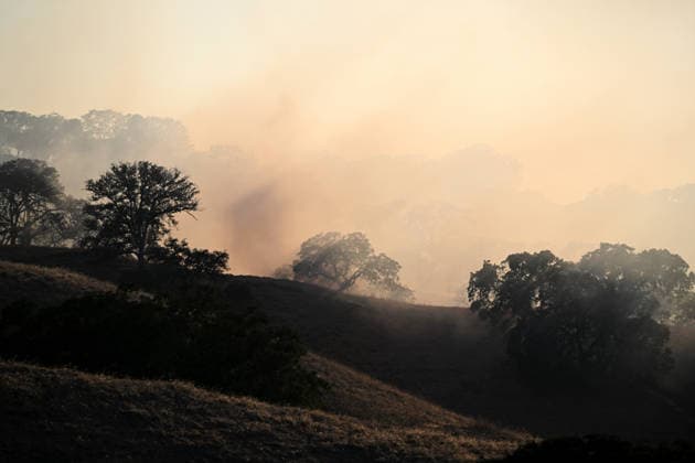 Little Fire of wildfire continues in Sunol, California SUNOL, CALIFORNIA - JULY 21: A fire helicopter drops water on vegetation area as crews battle wildfire named as Little Fire in Sunol, Alameda County, California on July 21, 2026. Tayfun Coskun Anadolu California United States. Editorial use only. Please get in touch for any other usage.  Copyright: x2026xAnadoluxTayfunxCoskunx