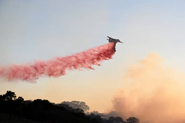Little Fire of wildfire continues in Sunol, California SUNOL, CALIFORNIA - JULY 21:A fire plane drops pink fire retardant on vegetation area as crews battle wildfire named as Little Fire in Sunol, Alameda County, California on July 21, 2026. Tayfun Coskun Anadolu California United States. Editorial use only. Please get in touch for any other usage.  Copyright: x2026xAnadoluxTayfunxCoskunx