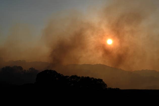 Little Fire of wildfire continues in Sunol, California SUNOL, CALIFORNIA - JULY 21: A view of smoke during sunset on vegetation area as crews battle wildfire named as Little Fire in Sunol, Alameda County, California on July 21, 2026. Tayfun Coskun Anadolu California United States. Editorial use only. Please get in touch for any other usage.  Copyright: x2026xAnadoluxTayfunxCoskunx