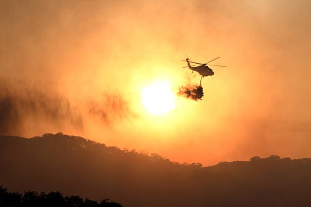 Little Fire of wildfire continues in Sunol, California SUNOL, CALIFORNIA - JULY 21: A fire helicopter drops water during sunset on vegetation area as crews battle wildfire named as Little Fire in Sunol, Alameda County, California on July 21, 2026. Tayfun Coskun Anadolu California United States. Editorial use only. Please get in touch for any other usage.  Copyright: x2026xAnadoluxTayfunxCoskunx