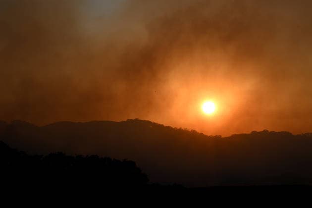 Little Fire of wildfire continues in Sunol, California SUNOL, CALIFORNIA - JULY 21: A view of smoke during sunset on vegetation area as crews battle wildfire named as Little Fire in Sunol, Alameda County, California on July 21, 2026. Tayfun Coskun Anadolu California United States. Editorial use only. Please get in touch for any other usage.  Copyright: x2026xAnadoluxTayfunxCoskunx