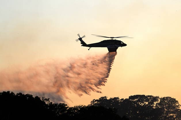 Little Fire of wildfire continues in Sunol, California SUNOL, CALIFORNIA - JULY 21: A fire helicopter drops water during sunset on vegetation area as crews battle wildfire named as Little Fire in Sunol, Alameda County, California on July 21, 2026. Tayfun Coskun Anadolu California United States. Editorial use only. Please get in touch for any other usage.  Copyright: x2026xAnadoluxTayfunxCoskunx