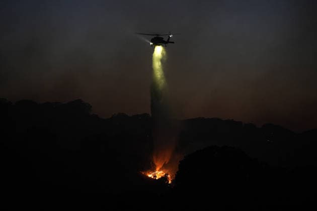 News Bilder des Tages #2 Little Fire of wildfire continues in Sunol, California SUNOL, CALIFORNIA - JULY 21: A fire helicopter drops water over flames on vegetation area as crews battle wildfire named as Little Fire in Sunol, Alameda County, California on July 21, 2026. Tayfun Coskun Anadolu California United States. Editorial use only. Please get in touch for any other usage.  Copyright: x2026xAnadoluxTayfunxCoskunx