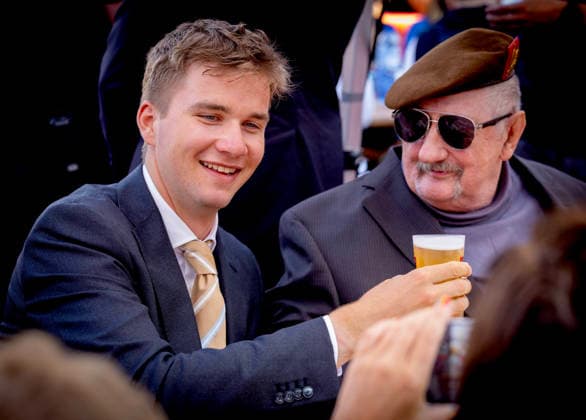 Entertainment Bilder des Tages #2 21-07-2026 Resto Prince Gabriel with beer bier during the Everyone to the Table initiative by Resto National at Vossenplein - Place du Jeu de Balle, as part of the National Holiday in Brussels Â  Copyright: xPPEx