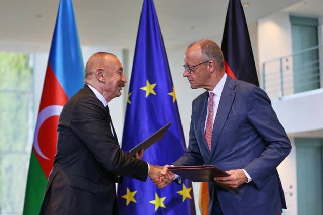 Berlin, Deutschland, 21.07.2026: Bundeskanzleramt: Empfang des Präsidenten Aserbaidschans: Präsident von Aserbaidschan Ilham Alijew und Bundeskanzler Friedrich Merz (CDU) nach dem Unterzeichnen einer gemeinsamen Erklärung zur bilateralen Zusammenarbeit *** Berlin, Germany, July 21, 2026; Federal Chancellery: Reception for the President of Azerbaijan, Ilham Aliyev, and Federal Chancellor Friedrich Merz (CDU) following the signing of a joint declaration on bilateral cooperation Copyright: xdtsxNachrichtenagenturx dts_128197