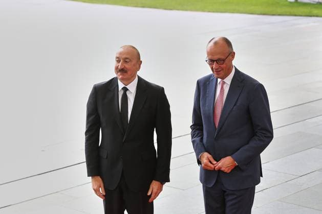 Berlin, Deutschland, 21.07.2026: Bundeskanzleramt: Empfang des Präsidenten Aserbaidschans: Präsident von Aserbaidschan Ilham Alijew und Bundeskanzler Friedrich Merz (CDU) *** Berlin, Germany, July 21, 2026 Federal Chancellery Reception for the President of Azerbaijan President of Azerbaijan Ilham Aliyev and Federal Chancellor Friedrich Merz (CDU) Copyright: xdtsxNachrichtenagenturx dts_128149