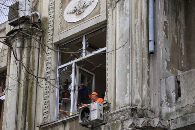 A municipal worker removes glass shards from a shattered window of a four-storey residential building damaged in a Russian combined strike, Odesa, Ukraine, July 21, 2026. The Russian army carried out a missile and drone attack on the southern Ukrainian port city and the region. The attack damaged the residential building, nearby structures and cars. Three people were injured. (Photo by Nina Liashonok Ukrinform) Russians attack historical centre in Odesa  Copyright: xNinaxLiashonokx