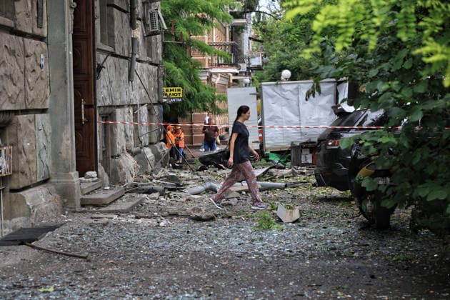 A woman walks through debris outside a four-storey apartment block damaged by a Russian combined strike, Odesa, Ukraine, July 21, 2026. The Russian army carried out a missile and drone attack on the southern Ukrainian port city and the region. The attack damaged the residential building, nearby structures and cars. Three people were injured. (Photo by Nina Liashonok Ukrinform) Russians attack historical centre in Odesa  Copyright: xNinaxLiashonokx