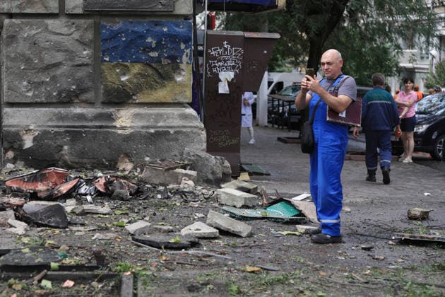 A man captures damage caused by a Russian combined strike outside a four-storey residential building, Odesa, Ukraine, July 21, 2026. The Russian army carried out a missile and drone attack on the southern Ukrainian port city and the region. The attack damaged the residential building, nearby structures and cars. Three people were injured. (Photo by Nina Liashonok Ukrinform) Russians attack historical centre in Odesa  Copyright: xNinaxLiashonokx