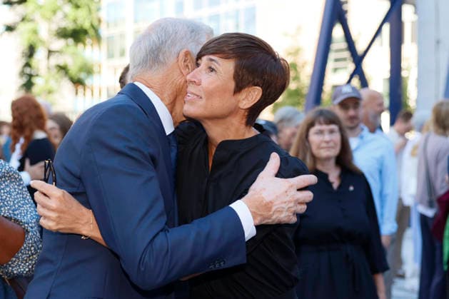 22. juli markering ved minnesmerket i Regjeringskvartalet Oslo 20260722. Statsminister Jonas Gahr Store far en klem av leder av Hoyre Ine Marie Eriksen Soreide . 22. juli markering ved minnesmerket ved hoyblokka i Regjeringskvartalet. I ar er det 15 ar siden terrorangrepet hvor 77 mennesker mistet livet i 2011. Foto: Frederik Ringnes NTB Oslo Norge uzeiEvMU-Eo EDITORIAL USE ONLY Ref:_BNCuzeiEvMU-Eo.jpg *** July 22 commemoration at the memorial in the Government Quarter, Oslo, July 22, 2026 Prime Minister Jonas Gahr Store receives a hug from Høyre leader Ine Marie Eriksen Soreide July 22 commemoration at the memorial at the Hoyblokka building in the Government Quarter This year marks 15 years since the terrorist attack in which 77  Copyright: xFrederikxRingnesx xNTBx