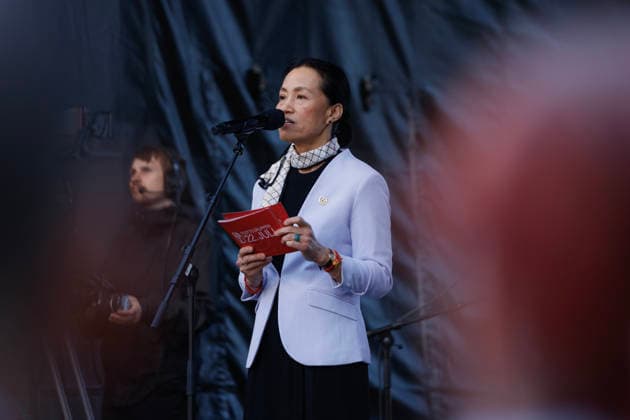 22. juli markering ved minnesmerket i Regjeringskvartalet Oslo 20260722. Ok kyong Park-Bhasin fra Nasjonal stottegruppe onsker velkommen til 22. juli markering ved minnesmerket ved hoyblokka i Regjeringskvartalet. I ar er det 15 ar siden terrorangrepet hvor 77 mennesker mistet livet i 2011. Foto: Frederik Ringnes NTB Oslo Norge YrPDlC5G9wM EDITORIAL USE ONLY Ref:_BNCYrPDlC5G9wM.jpg *** July 22 commemoration at the memorial in the Government Quarter, Oslo 20260722 Ok Kyong Park Bhasin from the National Support Group welcomes attendees to the July 22 commemoration at the memorial by the Hoyblokka building in the Government Quarter. This year marks 15 years since the terrorist attack in which 77 people lost their lives in 2011. Photo:  Copyright: xFrederikxRingnesx xNTBx