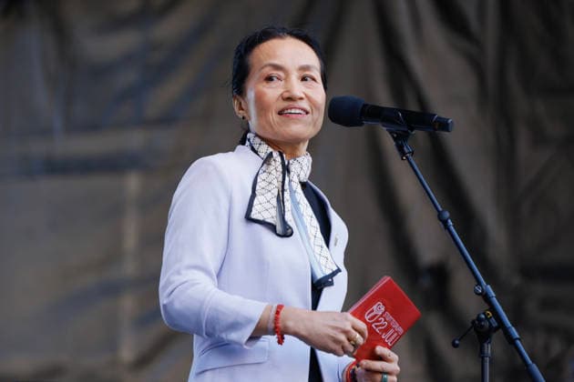 22. juli markering ved minnesmerket i Regjeringskvartalet Oslo 20260722. Ok kyong Park-Bhasin fra Nasjonal stottegruppe onsker velkommen til 22. juli markering ved minnesmerket ved hoyblokka i Regjeringskvartalet. I ar er det 15 ar siden terrorangrepet hvor 77 mennesker mistet livet i 2011. Foto: Frederik Ringnes NTB Oslo Norge m5hP5ZztKY8 EDITORIAL USE ONLY Ref:_BNCm5hP5ZztKY8.jpg *** July 22 commemoration at the memorial in the Government Quarter, Oslo, July 22, 2026. Ok Kyong Park Bhasin from the National Support Group welcomes attendees to the July 22 commemoration at the memorial near the Hoyblokka building in the Government Quarter. This year marks 15 years since the terrorist attack in 2011 in which 77 people lost their lives  Copyright: xFrederikxRingnesx xNTBx