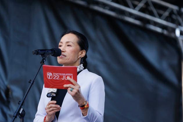 22. juli markering ved minnesmerket i Regjeringskvartalet Oslo 20260722. Ok kyong Park-Bhasin fra Nasjonal stottegruppe onsker velkommen til 22. juli markering ved minnesmerket ved hoyblokka i Regjeringskvartalet. I ar er det 15 ar siden terrorangrepet hvor 77 mennesker mistet livet i 2011. Foto: Frederik Ringnes NTB Oslo Norge phAL5XWfXWU EDITORIAL USE ONLY Ref:_BNCphAL5XWfXWU.jpg *** July 22 commemoration at the memorial in the Government Quarter, Oslo 20260722 Ok Kyong Park Bhasin from the National Support Group welcomes attendees to the July 22 commemoration at the memorial near the Hoyblokka building in the Government Quarter. This year marks 15 years since the terrorist attack in which 77 people lost their lives in 2011. Photo  Copyright: xFrederikxRingnesx xNTBx