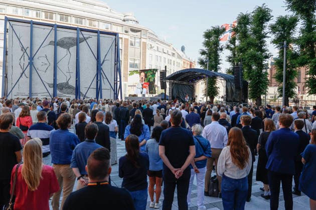 22. juli markering ved minnesmerket i Regjeringskvartalet Oslo 20260722. 22. juli markering ved minnesmerket ved hoyblokka i Regjeringskvartalet. I ar er det 15 ar siden terrorangrepet hvor 77 mennesker mistet livet i 2011. Foto: Frederik Ringnes NTB Oslo Norge 8rXpB1hycas EDITORIAL USE ONLY Ref:_BNC8rXpB1hycas.jpg *** July 22 commemoration at the memorial in the Government Quarter, Oslo 20260722 July 22 commemoration at the memorial at the Hoyblokka building in the Government Quarter This year marks 15 years since the terrorist attack in which 77 people lost their lives in 2011 Photo by Frederik Ringnes, NTB, Oslo, Norway 8rXpB1hycas EDITORIAL USE ONLY Ref BNC8rXpB1hycas jpg  Copyright: xFrederikxRingnesx xNTBx
