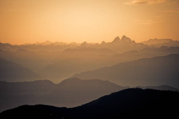 Golden light over layered mountain silhouettes Chilliwack, British Columbia, Canada CR_JDIP260721-2076029-01 ,model released, Symbolfoto ,property released