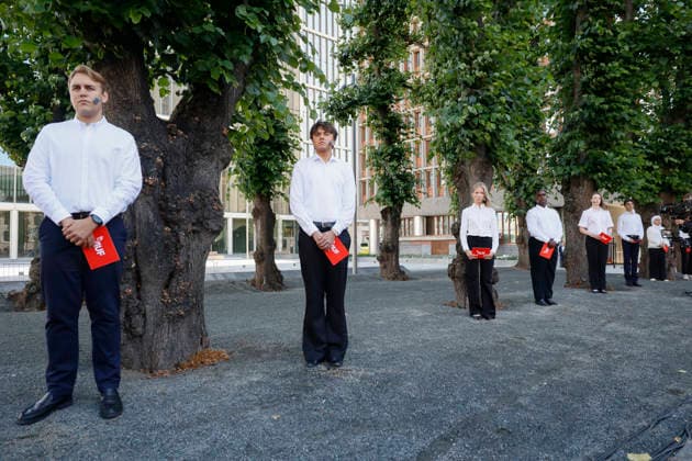 22. juli markering ved minnesmerket i Regjeringskvartalet Oslo 20260722. 22. juli markering ved minnesmerket ved hoyblokka i Regjeringskvartalet. I ar er det 15 ar siden terrorangrepet hvor 77 mennesker mistet livet i 2011. Foto: Frederik Ringnes NTB Oslo Norge WUnmE9a1WfE EDITORIAL USE ONLY Ref:_BNCWUnmE9a1WfE.jpg *** July 22 commemoration at the memorial in the Government Quarter, Oslo 20260722 July 22 commemoration at the memorial at the Hoyblokka building in the Government Quarter This year marks 15 years since the terrorist attack in which 77 people lost their lives in 2011 Photo by Frederik Ringnes, NTB, Oslo, Norway WUnmE9a1WfE EDITORIAL USE ONLY Ref BNCWUnmE9a1WfE jpg  Copyright: xFrederikxRingnesx xNTBx