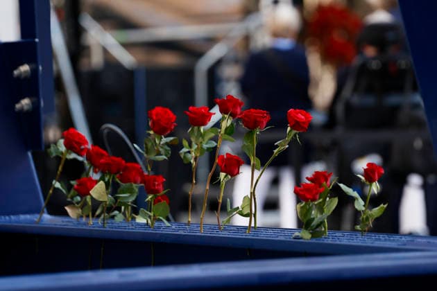22. juli markering ved minnesmerket i Regjeringskvartalet Oslo 20260722. 22. juli markering ved minnesmerket ved hoyblokka i Regjeringskvartalet. I ar er det 15 ar siden terrorangrepet hvor 77 mennesker mistet livet i 2011. Foto: Frederik Ringnes NTB Oslo Norge jAC3hpU6Hxo EDITORIAL USE ONLY Ref:_BNCjAC3hpU6Hxo.jpg *** July 22 commemoration at the memorial in the Government Quarter, Oslo 20260722 July 22 commemoration at the memorial at the Hoy Building in the Government Quarter This year marks 15 years since the terrorist attack in which 77 people lost their lives in 2011 Photo by Frederik Ringnes, NTB, Oslo, Norway jAC3hpU6Hxo EDITORIAL USE ONLY Ref BNCjAC3hpU6Hxo jpg  Copyright: xFrederikxRingnesx xNTBx
