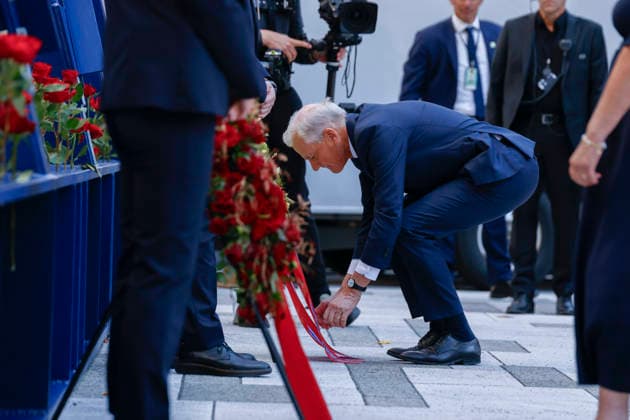 22. juli markering ved minnesmerket i Regjeringskvartalet Oslo 20260722. Statsminister Jonas Gahr Sore (Ap) legger ned en krans. 22. juli markering ved minnesmerket ved hoyblokka i Regjeringskvartalet. I ar er det 15 ar siden terrorangrepet hvor 77 mennesker mistet livet i 2011. Foto: Frederik Ringnes NTB Oslo Norge Qs7iZAi_dLI EDITORIAL USE ONLY Ref:_BNCQs7iZAi_dLI.jpg *** July 22 commemoration at the memorial in the Government Quarter, Oslo 20260722 Prime Minister Jonas Gahr Sore Ap lays a wreath July 22 commemoration at the memorial at the Hoyblokka building in the Government Quarter This year marks 15 years since the terrorist attack in which 77 people lost their lives in 2011. Photo by Frederik Ringnes, NTB, Oslo, Norway. Qs7iZA  Copyright: xFrederikxRingnesx xNTBx