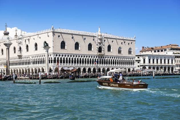 Wassertaxi von der Wassertaxi des Hotel Cipriani vor dem Markusplatz, Campanile, Dogenpalast, Venedig, Venetien, Italien Water taxi from the Cipriani Hotel water taxi in front of St. Mark s Square, Campanile, Doge s Palace, Venice, Veneto, Italy Copyright: imageBROKER NorbertxEisele-Hein iblnex18512327.jpg