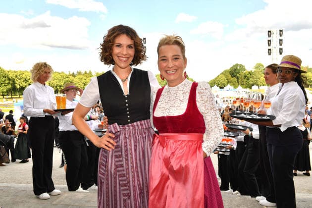 Eva-Maria Reichert und Constanze Lindner beim Sommerempfang vom Bayerischen Landtag am 21.07.2026 auf Schloss Schleissheim bei Muenchen Eva-Maria Reichert and Constanze Lindner attend the summer reception of the Bavarian State Parliament (Sommerempfang des Bayerischen Landtags) at Schleissheim Palace (Schloß Schleißheim) on July 21, 2026 in Oberschleißheim near Munich, Germany Sommerempfang 2026 vom Bayerischen Landtag auf Schloss Schleissheim bei Muenchen *** Eva Maria Reichert and Constanze Lindner at the Bavarian State Parliament’s summer reception on July 21, 2026, at Schleissheim Palace near Munich Eva Maria Reichert and Constanze Lindner attend the summer reception of the Bavarian State Parliament at Schleissheim Palace Schleißhe 