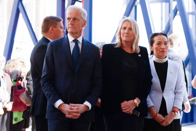 22. juli markering ved minnesmerket i Regjeringskvartalet Oslo 20260722. Statsminister Jonas Gahr Store (Ap), Lena Fahre ,direktor for 22. juli-senteret og Ok Kyong Park-Bhasin fra Nasjonal stottegruppe . 22. juli markering ved minnesmerket ved hoyblokka i Regjeringskvartalet. I ar er det 15 ar siden terrorangrepet hvor 77 mennesker mistet livet i 2011. Foto: Frederik Ringnes NTB Oslo Norge VcsmAkeiz4k EDITORIAL USE ONLY Ref:_BNCVcsmAkeiz4k.jpg *** July 22 commemoration at the memorial in the Government Quarter, Oslo, July 22, 2026: Prime Minister Jonas Gahr Store (Ap), Lena Fahre,director of the July 22 Center, and Ok Kyong Park Bhasin from the National Support Group July 22 commemoration at the memorial at the Hoyblokka buildin  Copyright: xFrederikxRingnesx xNTBx