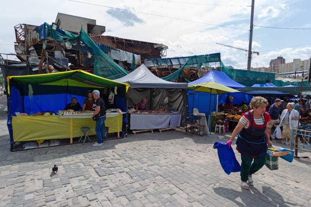 Customers visit the market in the Lukianivka neighbourhood, which reopened after the recent massive Russian attack, Kyiv, Ukraine, July 21, 2026. On Sunday night, July 19, 2026, Russia launched a massive missile strike on the Ukrainian capital. The Lukianivka historical neighbourhood was hit again. The strike damaged the Lukianivska metro station, its vestibule and foyer, and wrecked the Lukianivka market. The underground passage on Yuriia Illienka Street was also directly struck. (Photo by Kyrylo Chubotin Ukrinform) Lukianivka neighbourhood in Kyiv recovers from massive Russian attack  Copyright: xKyryloxChubotinx