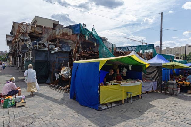 Customers visit the market in the Lukianivka neighbourhood, which reopened after the recent massive Russian attack, Kyiv, Ukraine, July 21, 2026. On Sunday night, July 19, 2026, Russia launched a massive missile strike on the Ukrainian capital. The Lukianivka historical neighbourhood was hit again. The strike damaged the Lukianivska metro station, its vestibule and foyer, and wrecked the Lukianivka market. The underground passage on Yuriia Illienka Street was also directly struck. (Photo by Kyrylo Chubotin Ukrinform) Lukianivka neighbourhood in Kyiv recovers from massive Russian attack  Copyright: xKyryloxChubotinx