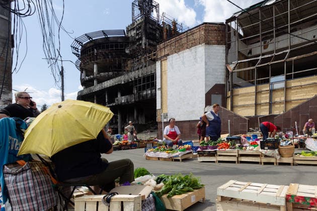 Street vendors sell their goods outside the Lukianivska metro station and the Kvadrat shopping centre after the recent Russian missile attack, Kyiv, Ukraine, July 21, 2026. On Sunday night, July 19, 2026, Russia launched a massive missile strike on the Ukrainian capital. The Lukianivka historical neighbourhood was hit again. The strike damaged the Lukianivska metro station, its vestibule and foyer, and wrecked the Lukianivka market. The underground passage on Yuriia Illienka Street was also directly struck. (Photo by Kyrylo Chubotin Ukrinform) Lukianivka neighbourhood in Kyiv recovers from massive Russian attack  Copyright: xKyryloxChubotinx