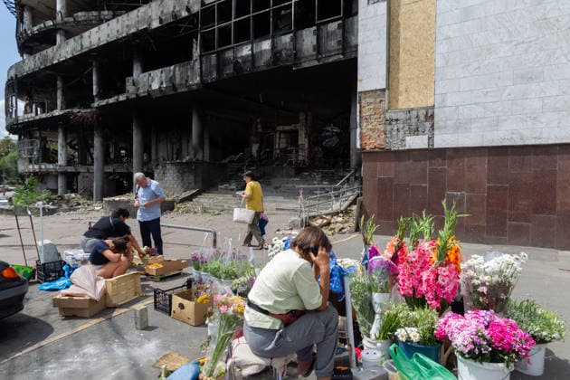 Street vendors sell their goods outside the Lukianivska metro station and the Kvadrat shopping centre after the recent Russian missile attack, Kyiv, Ukraine, July 21, 2026. On Sunday night, July 19, 2026, Russia launched a massive missile strike on the Ukrainian capital. The Lukianivka historical neighbourhood was hit again. The strike damaged the Lukianivska metro station, its vestibule and foyer, and wrecked the Lukianivka market. The underground passage on Yuriia Illienka Street was also directly struck. (Photo by Kyrylo Chubotin Ukrinform) Lukianivka neighbourhood in Kyiv recovers from massive Russian attack  Copyright: xKyryloxChubotinx