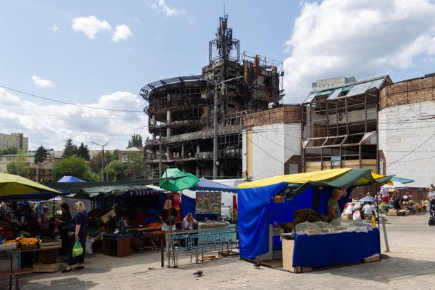 The market near the Lukianivska metro station, which reopened after the recent massive Russian bombardment, operates beside the Kvadrat shopping centre destroyed in the large-scale Russian attack on the night of May 23–24, 2026, Kyiv, Ukraine, July 21, 2026. On Sunday night, July 19, 2026, Russia launched a massive missile strike on the Ukrainian capital. The Lukianivka historical neighbourhood was hit again. The strike damaged the Lukianivska metro station, its vestibule and foyer, and wrecked the Lukianivka market. The underground passage on Yuriia Illienka Street was also directly struck. (Photo by Kyrylo Chubotin Ukrinform) Lukianivka neighbourhood in Kyiv recovers from massive Russian attack  Copyright: xKyryloxChubotinx