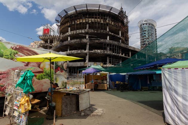The market near the Lukianivska metro station, which reopened after the recent massive Russian bombardment, operates beside the Kvadrat shopping centre destroyed in the large-scale Russian attack on the night of May 23–24, 2026, Kyiv, Ukraine, July 21, 2026. On Sunday night, July 19, 2026, Russia launched a massive missile strike on the Ukrainian capital. The Lukianivka historical neighbourhood was hit again. The strike damaged the Lukianivska metro station, its vestibule and foyer, and wrecked the Lukianivka market. The underground passage on Yuriia Illienka Street was also directly struck. (Photo by Kyrylo Chubotin Ukrinform) Lukianivka neighbourhood in Kyiv recovers from massive Russian attack  Copyright: xKyryloxChubotinx
