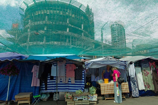 The market near the Lukianivska metro station, which reopened after the recent massive Russian bombardment, operates beside the Kvadrat shopping centre destroyed in the large-scale Russian attack on the night of May 23–24, 2026, Kyiv, Ukraine, July 21, 2026. On Sunday night, July 19, 2026, Russia launched a massive missile strike on the Ukrainian capital. The Lukianivka historical neighbourhood was hit again. The strike damaged the Lukianivska metro station, its vestibule and foyer, and wrecked the Lukianivka market. The underground passage on Yuriia Illienka Street was also directly struck. (Photo by Kyrylo Chubotin Ukrinform) Lukianivka neighbourhood in Kyiv recovers from massive Russian attack  Copyright: xKyryloxChubotinx