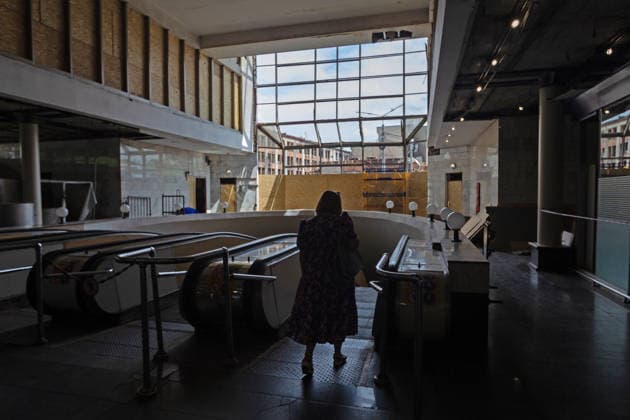 A woman approaches an escalator at the Lukianivska metro station damaged by the recent massive Russian attack, Kyiv, Ukraine, July 21, 2026. On Sunday night, July 19, 2026, Russia launched a massive missile strike on the Ukrainian capital. The Lukianivka historical neighbourhood was hit again. The strike damaged the Lukianivska metro station, its vestibule and foyer, and wrecked the Lukianivka market. The underground passage on Yuriia Illienka Street was also directly struck. (Photo by Kyrylo Chubotin Ukrinform) Lukianivka neighbourhood in Kyiv recovers from massive Russian attack  Copyright: xKyryloxChubotinx