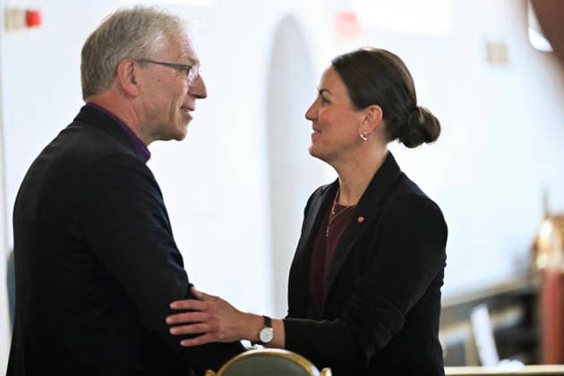 22. juli markering i Oslo domkirke Oslo 20260722. Parlamentarisk leder Tonje Brenna (Ap) hilser pa preses Olav Fykse Tveit. 22. juli markering i Oslo Domkirke. I ar er det 15 ar siden terrorangrepet hvor 77 mennesker mistet livet i 2011. Foto: Annika Byrde NTB POOL Oslo Norge LpP3QapQ1pQ EDITORIAL USE ONLY Ref:_BNC_POLLpP3QapQ1pQ.jpg *** July 22 commemoration at Oslo Cathedral, Oslo, July 22, 2026. Parliamentary Leader Tonje Brenna of the Labor Party greets Presiding Bishop Olav Fykse Tveit. July 22 commemoration at Oslo Cathedral. This year marks the 15th anniversary of the terrorist attack in which 77 people lost their lives in 2011 Photo: Annika Byrde, NTB POOL, Oslo, Norway LpP3QapQ1pQ EDITORIAL USE ONLY Ref BNC POLLpP3QapQ1pQ j  Copyright: xAnnikaxByrdex xNTBx