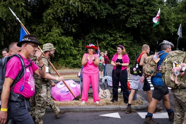 WIJCHEN - Walkers are encouraged on the second day of the Nijmegen Four Days Marches. On the Wednesday of the Four Days Marches, Nijmegen positions itself as the pink rainbow capital of the Netherlands. ROBIN VAN LONKHUIJSEN ANP netherlands out - belgium out  Copyright: xx x564044964x originalFilename: 564044964.jpg