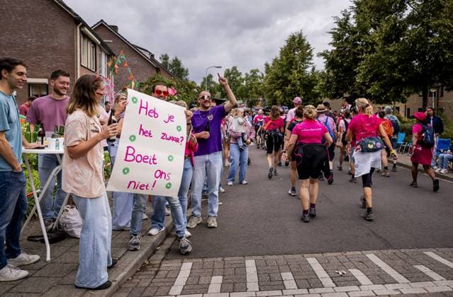 WIJCHEN - Walkers are encouraged on the second day of the Nijmegen Four Days Marches. On the Wednesday of the Four Days Marches, Nijmegen positions itself as the pink rainbow capital of the Netherlands. ROBIN VAN LONKHUIJSEN ANP netherlands out - belgium out  Copyright: xx x564045002x originalFilename: 564045002.jpg