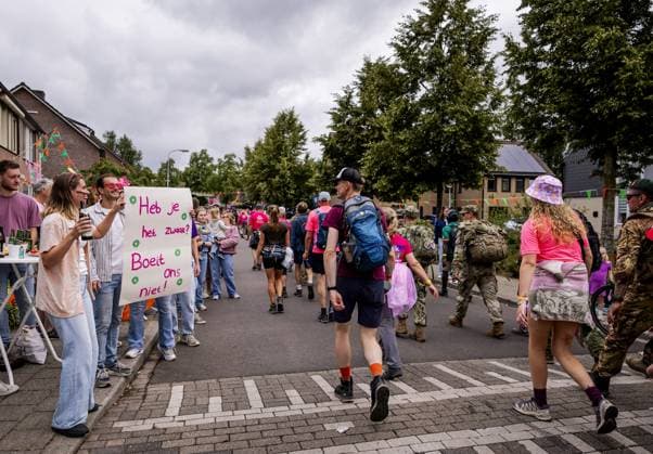 WIJCHEN - Walkers are encouraged on the second day of the Nijmegen Four Days Marches. On the Wednesday of the Four Days Marches, Nijmegen positions itself as the pink rainbow capital of the Netherlands. ROBIN VAN LONKHUIJSEN ANP netherlands out - belgium out  Copyright: xx x564045034x originalFilename: 564045034.jpg